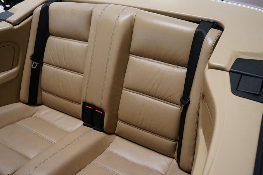 Интерьер BMW 325i Convertible (Calypso Red) 1990 года  (фото 93 из 190)